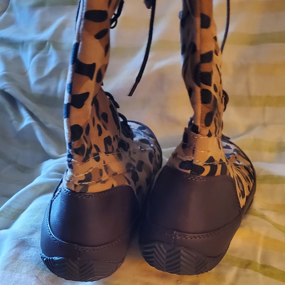 Boots - Picture 4 of 5